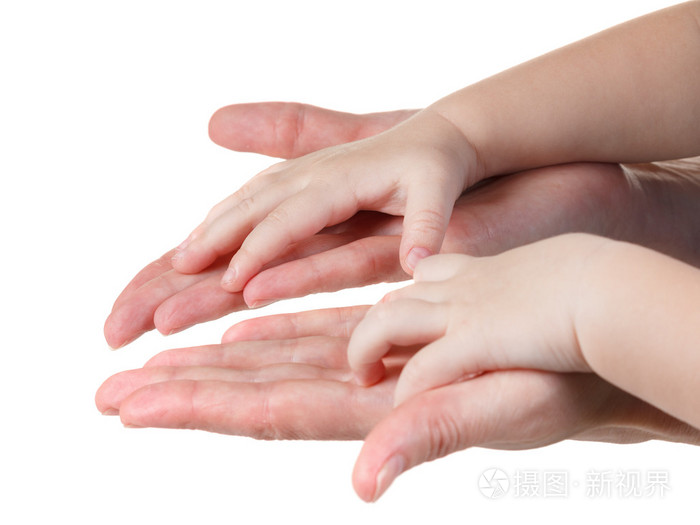 婴儿和母亲的手上白色隔离