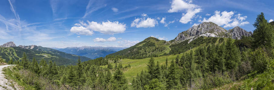 Nassfeld 与 Gartnerkofel 山和高恩与大格洛克纳山