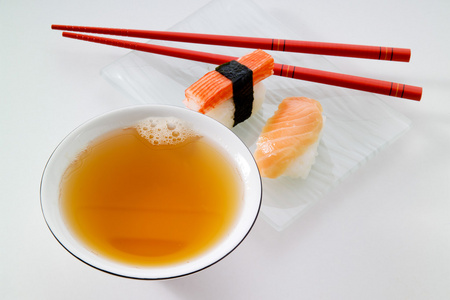 绿茶在碗和寿司
