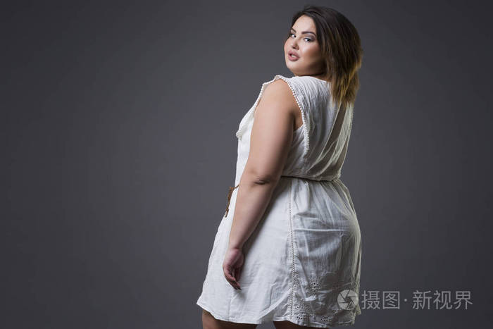 再加上大小时装模特穿着休闲服,胖女人在灰色的背景下,超重女性的身体
