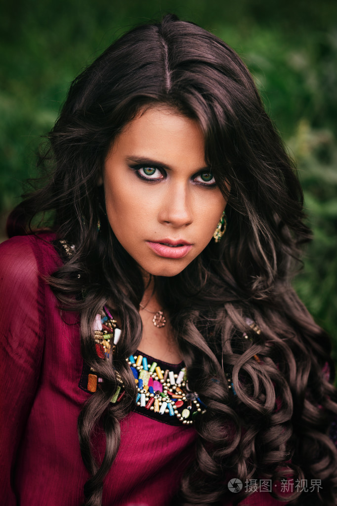 一个美丽的女孩吉普赛人的肖像