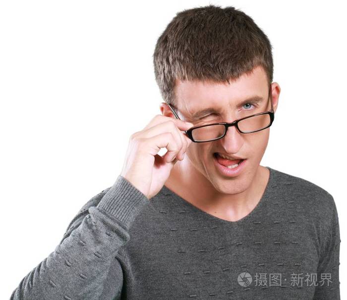 眨眼睛的年轻人