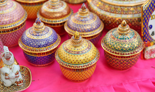 benjarong 工艺是传统泰国五种基本颜色风格的陶器照片