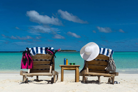 木制沙滩椅热带海滩上度假的图片