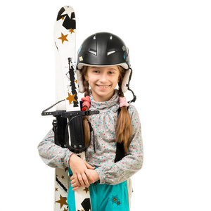 微笑的小女孩，在拿着滑雪板的头盔