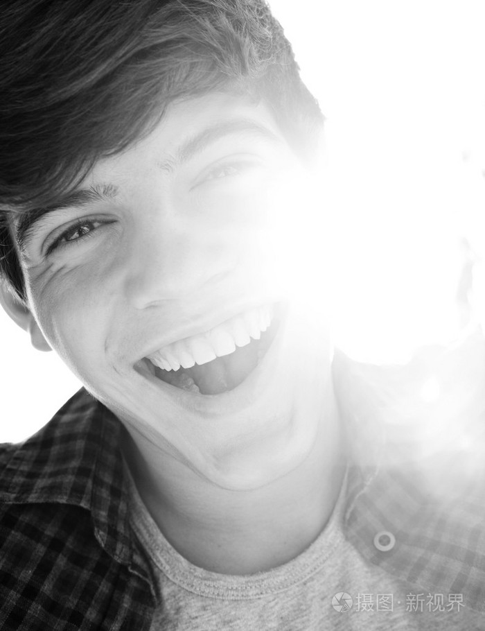 少年男孩快乐地笑着的画像