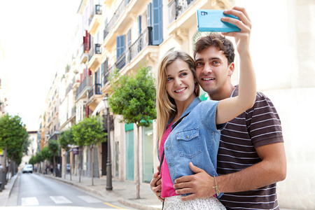 一对夫妇用智能手机拍照和自拍