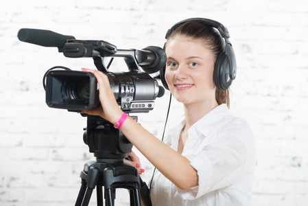 一个年轻的女人与一个专业的相机