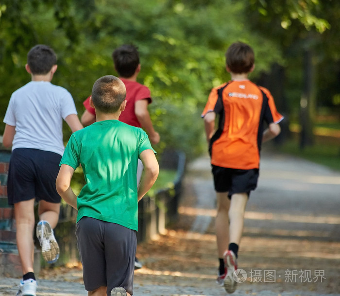 奔跑照片男孩图片