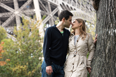 年轻的夫妇在巴黎