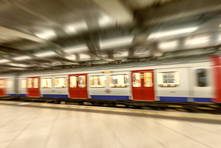 伦敦地铁火车城站的快速移动