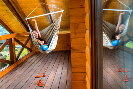 在吊床上休息的女人照片