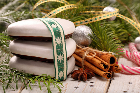 与白色糖衣和装饰上木制圣诞姜饼