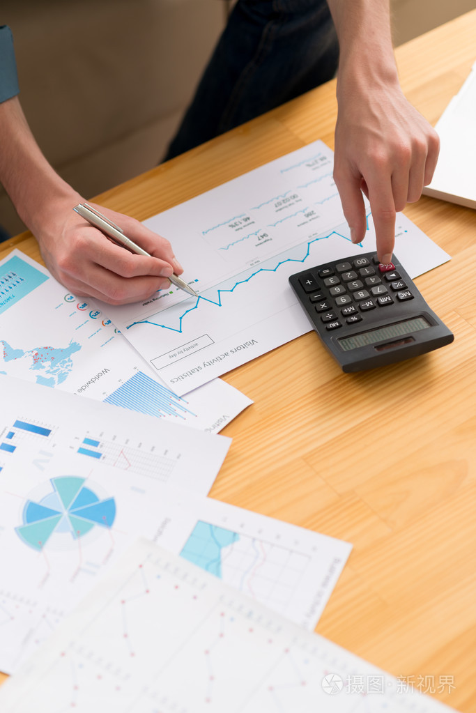 商务人士分析财务数据