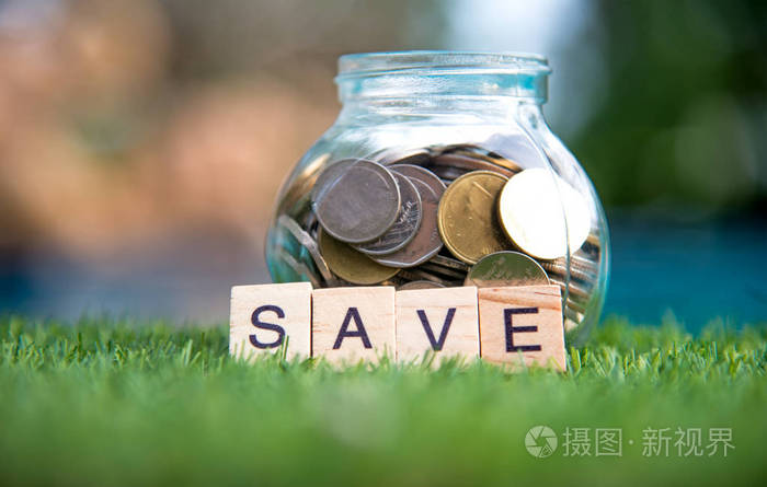 节约金钱概念的词语收集在填字游戏与木的多维数据集硬币的满是玻璃