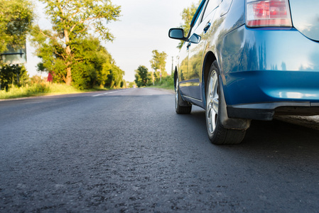 在乡村公路上的车