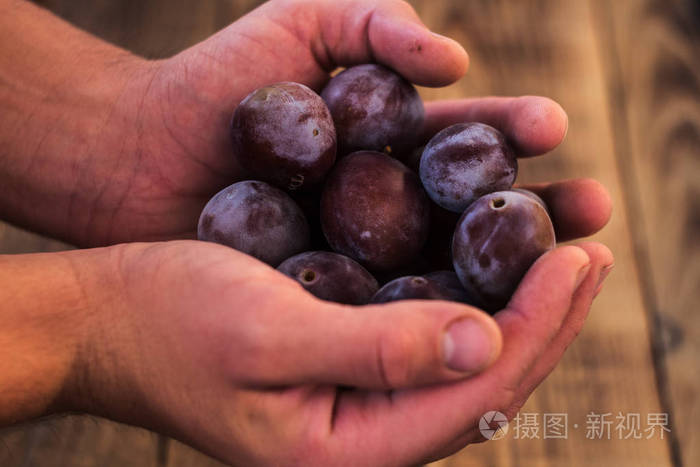 与李子的男人的手