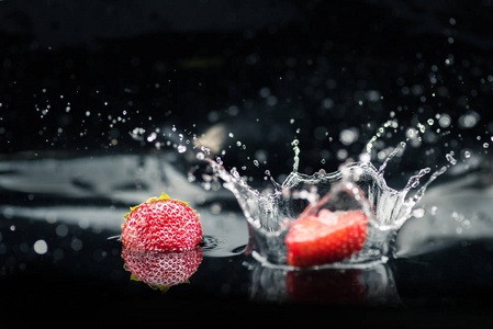 成熟的草莓落在水中