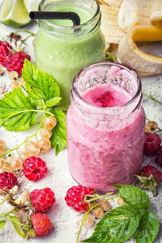 配合的夏日莓果酸奶