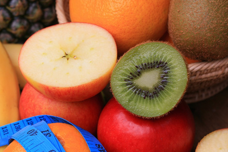 健康的混合的水果到多彩