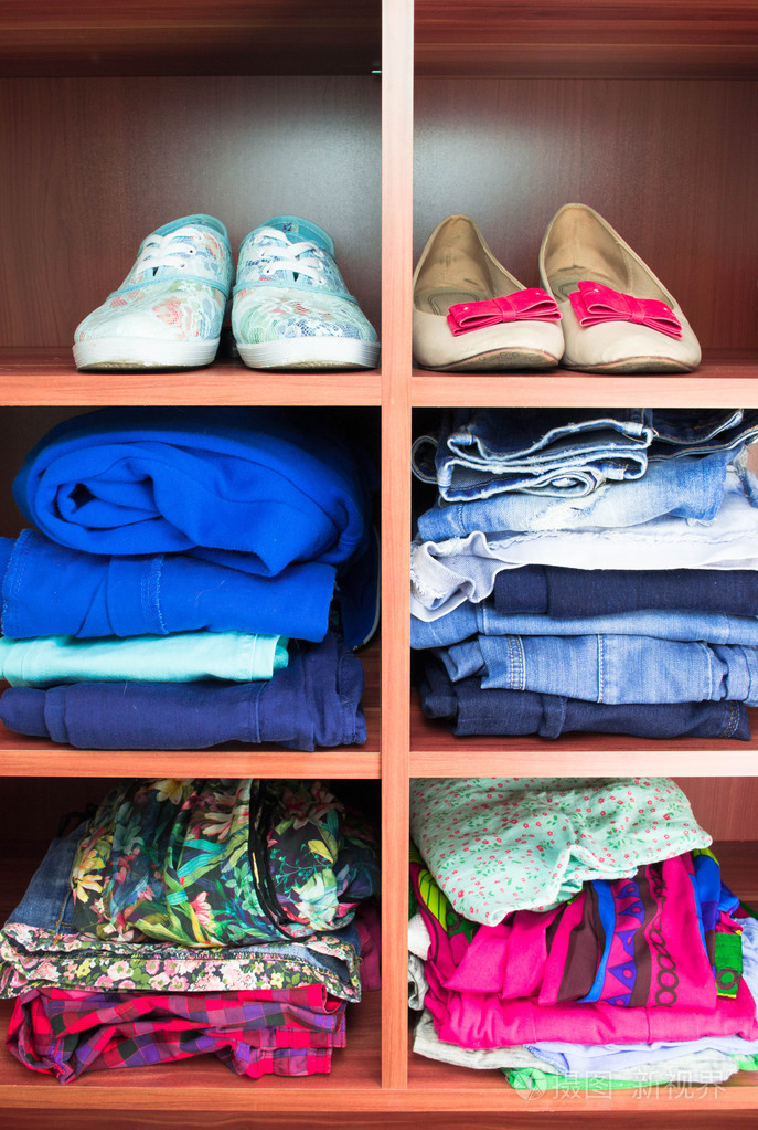 整齐地折叠在货架上的衣服