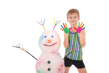 漂亮的男孩，用油漆附近颜色雪人彩色的喇叭和手中的双手