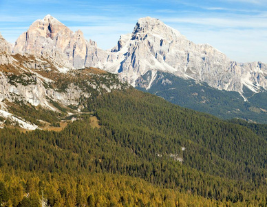 落叶松木材和 Le Tofane 集团，Dolomiti，意大利