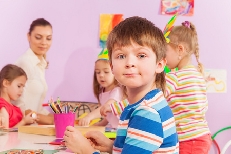 男孩在幼儿园班表图片