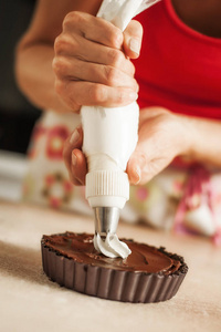 女厨师准备奶油的巧克力蛋糕