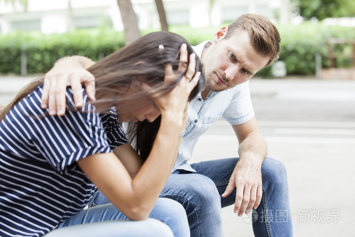 安慰他伤心哀悼朋友男人