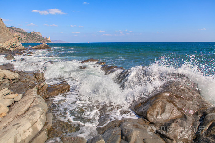 海浪打岩石