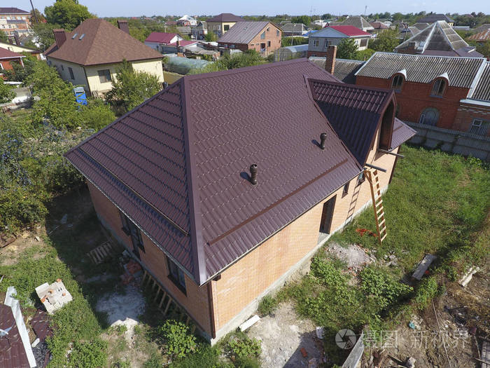 一个新的金属屋顶的房子.瓦楞板的屋顶.金属型材波纹状屋面