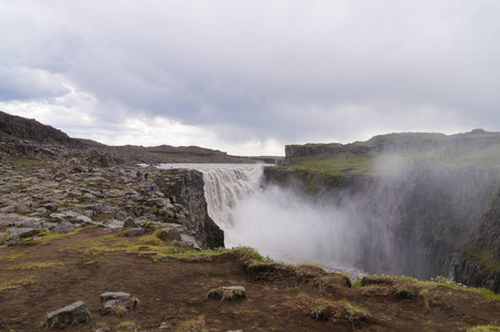 在东北冰岛提瀑布