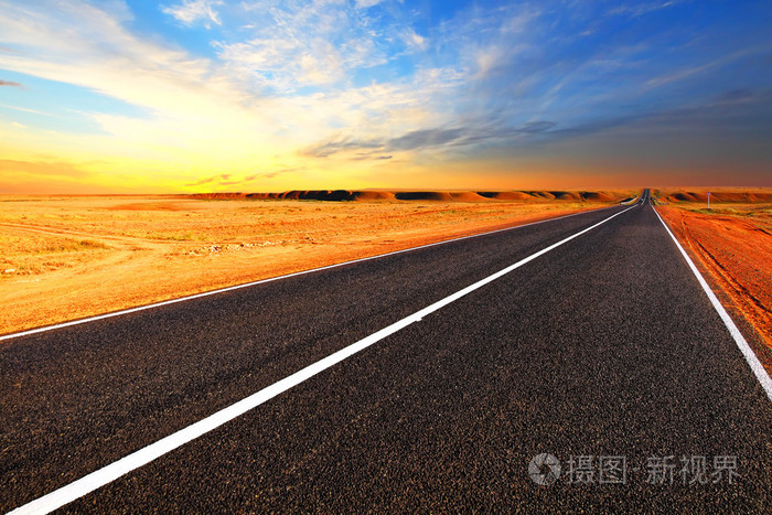 开阔的道路.在沙漠高速公路