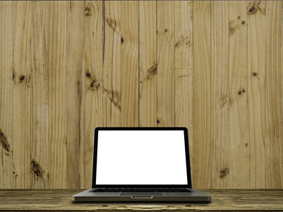 用裁剪路径在旧木质办公桌上模拟笔记本电脑的空白屏幕