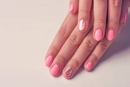 手上指甲闪闪发光女性手上的粉红色指甲照片