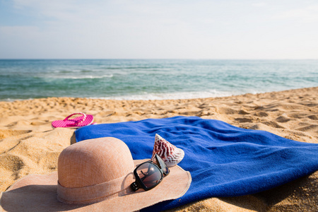 帽子 毛巾 太阳镜和热带海滩上拖鞋