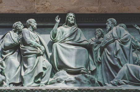 最后的晚餐，耶稣的雕像在石头上一幅壁画