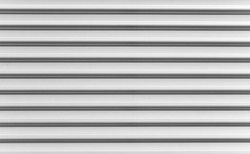 厂钢屋顶铝表面粉红色的金属格栅推拉门与垫锁和铝把手金属围栏特写