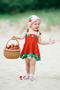 篮子的草莓的小女孩