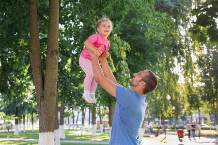 父亲和女儿在外面玩，在公园里