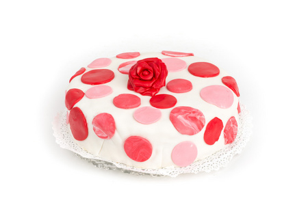 用红色光盘和玫瑰装饰的蛋糕