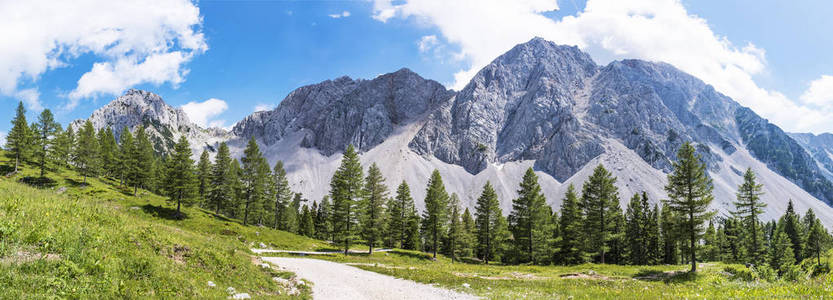 Maltschacher 应用层组播和 Karawanks 与山 Stol 的全景视图