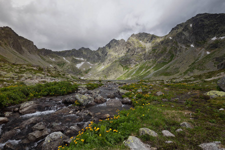 山区河流之间的山峰