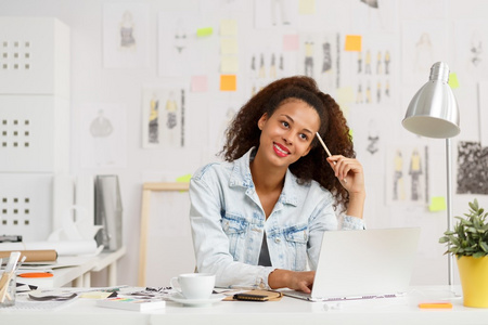 商人读好书幸福的夫妇,与使用数字平板电脑在咖啡馆的咖啡杯商务坐脸
