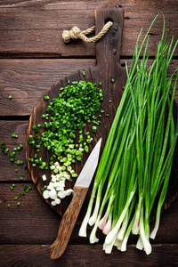 绿色的洋葱或上木板，新鲜春韭葱