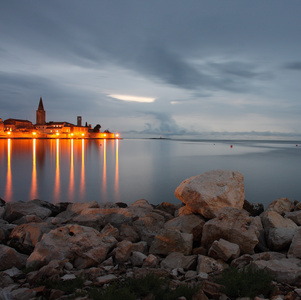 沿海城市建筑群在克罗地亚的夜景