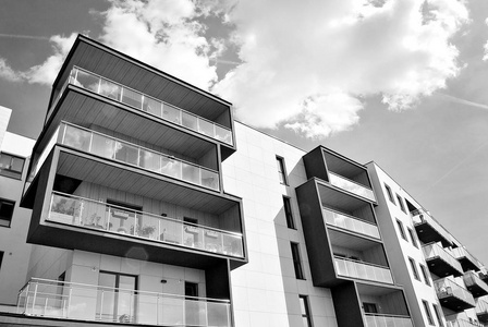 现代公寓建筑外观。黑色和白色