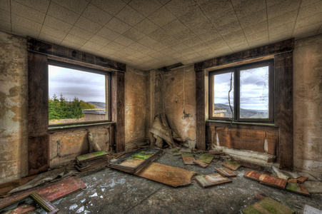 破旧的房间,在一栋废弃建筑照片