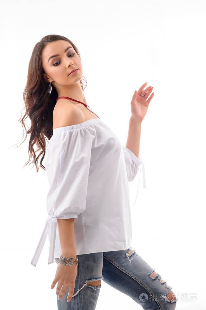 成年长发女孩身穿奢华的银色饰品和首饰.在白色背景上隔离的模型